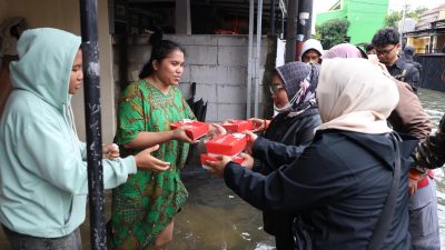 Kota Bekasi - Tim Penggerak PKK Kota Bekasi menyalurkan bantuan bagi warga terdampak banjir di Kelurahan Aren Jaya, Kota Bekasi, Jumat (23/1/2026). Foto: Ist/Gobekasi.id.