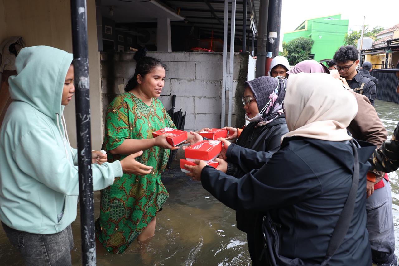 Kota Bekasi - Tim Penggerak PKK Kota Bekasi menyalurkan bantuan bagi warga terdampak banjir di Kelurahan Aren Jaya, Kota Bekasi, Jumat (23/1/2026). Foto: Ist/Gobekasi.id.