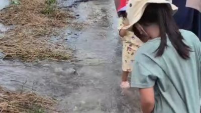 Kabupaten Bekasi - Warga Sukawangi, Kabupaten Bekasi mengungsi usai rumahnya terendam banjir tiga hari, Sabtu (24/1/2026). Foto: Gobekasi.id.
