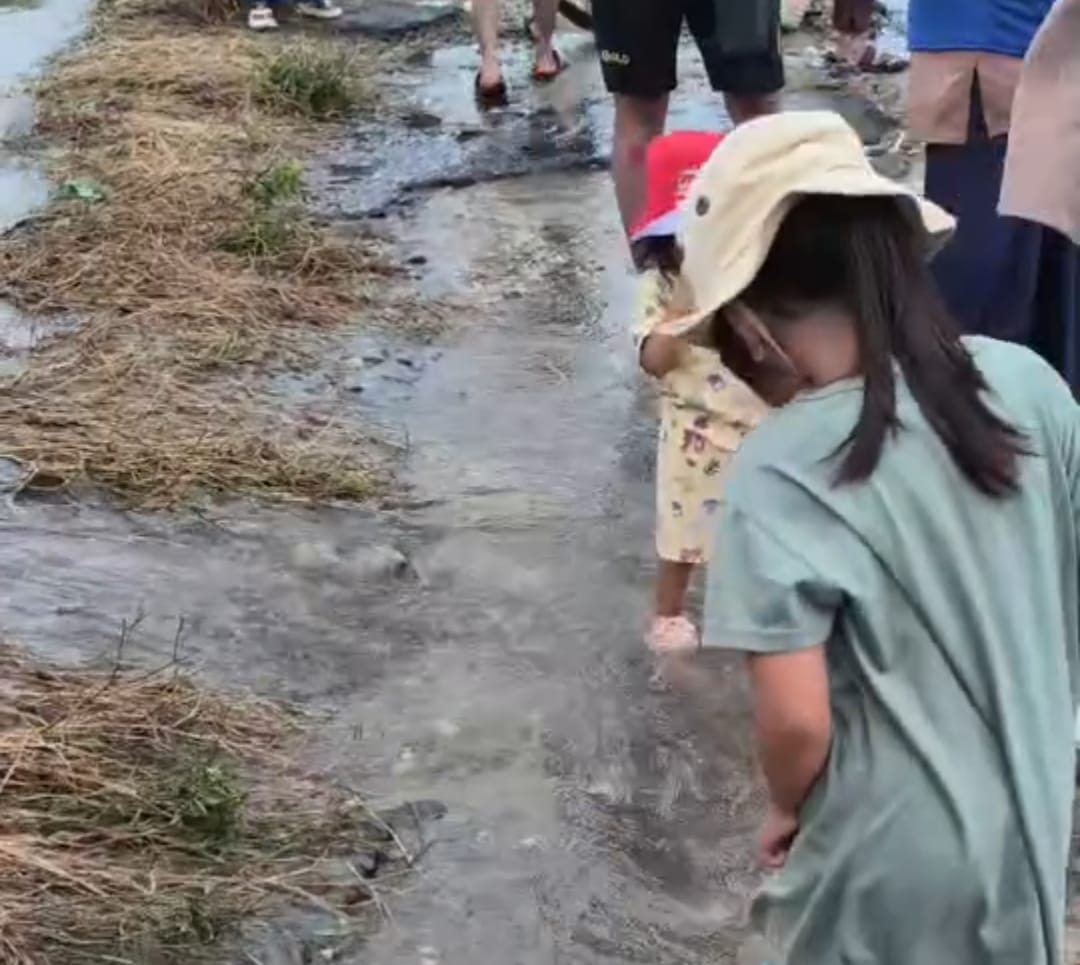 Kabupaten Bekasi - Warga Sukawangi, Kabupaten Bekasi mengungsi usai rumahnya terendam banjir tiga hari, Sabtu (24/1/2026). Foto: Gobekasi.id.