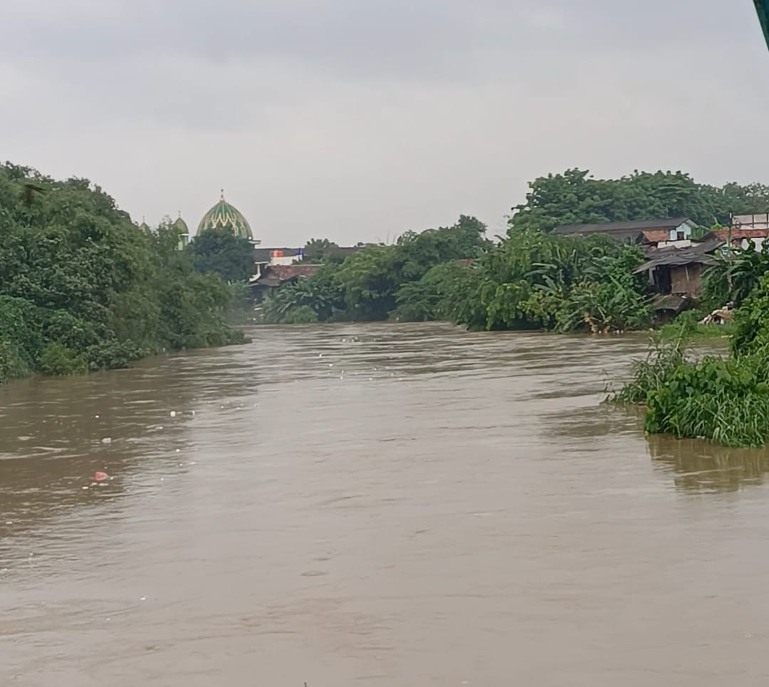 Kota Bekasi - Pantauan kondisi Kali Bekasi, Sabtu (24/1/2026). Foto: Gobekasi.id.