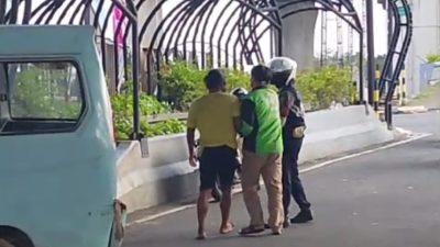 Kota Bekasi - Petugas DIshub Kota Bekasi nyaris dipukul oleh sopir angkot yang tak diterima ditegur di Kalimalang. Foto: Ist/Gobekasi.id.