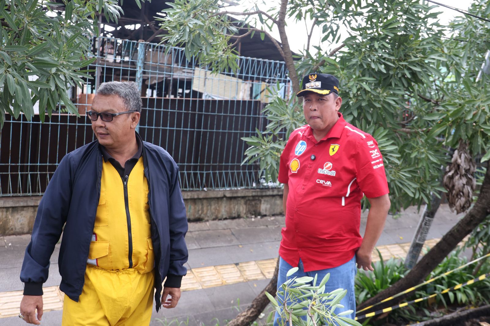 Kota Bekasi - Peninjauan Wali Kota Bekasi Bekasi, Tri Adhianto di lokasi jalan dan trotoar yang ambles di Jalan Narogong, persis di depan PT Fujiaire Indonesia, Sabtu (24/1/2026). Foto: Ist/Gobekasi.id.