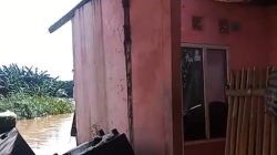 Kabupaten Bekasi - Rumah warga di Warung Pojok, RT 01 RW 02, Kelurahan Kebalen, Kecamatan Babelan, Kabupaten Bekasi, mengalami longsor akibat luapan Kali Bekasi. Foto: Gobekasi.id.