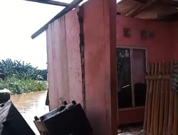 Rumah Warga di Babelan Longsor Tergerus Luapan Kali Bekasi