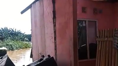 Kabupaten Bekasi - Rumah warga di Warung Pojok, RT 01 RW 02, Kelurahan Kebalen, Kecamatan Babelan, Kabupaten Bekasi, mengalami longsor akibat luapan Kali Bekasi. Foto: Gobekasi.id.