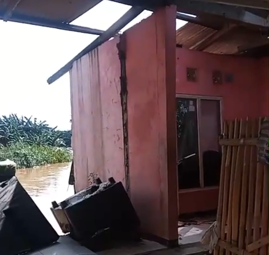 Kabupaten Bekasi - Rumah warga di Warung Pojok, RT 01 RW 02, Kelurahan Kebalen, Kecamatan Babelan, Kabupaten Bekasi, mengalami longsor akibat luapan Kali Bekasi. Foto: Gobekasi.id.
