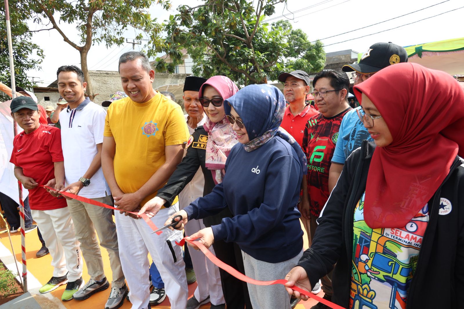 Kota Bekasi - Wali Kota Bekasi, Tri Adhianto, meresmikan Taman Resik Istiqomah RW 04 di Kelurahan Aren Jaya, Kecamatan Bekasi Timur, pada Minggu (25/1/2026). Foto: Ist/Gobekasi.id.