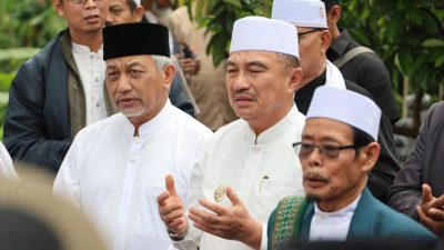 Kota Bekasi - Wakil Wali Kota Bekasi, Abdul Harris Bobihoe, menghadiri peletakan batu pertama pembangunan Gedung Pondok Pesantren Yasfi 3, yang dihadiri mantan Wakil Wali Kota Bekasi sekaligus eks Presiden PKS, Ahmad Syaikhu. Foto: Ist/Gobekasi.id.