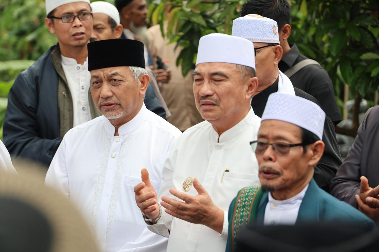Kota Bekasi - Wakil Wali Kota Bekasi, Abdul Harris Bobihoe, menghadiri peletakan batu pertama pembangunan Gedung Pondok Pesantren Yasfi 3, yang dihadiri mantan Wakil Wali Kota Bekasi sekaligus eks Presiden PKS, Ahmad Syaikhu. Foto: Ist/Gobekasi.id.