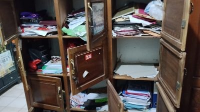 Kabupaten Bekasi - Kondisi ruang kantor guru di SDN 03 Jaya Bakti, Kecamatan Cabangbungin, Kabupaten Bekasi, pada Senin (26/1/2026) dini hari. Foto: Ist/Gobekasi.id.