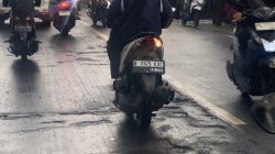 Kota Bekasi - Hujan deras dalam sepekan terakhir hingga banjir membuat banyak kontur jalan berlubang dan aspal yang mengelupas di Kota Bekasi. Foto: Gobekasi.id.