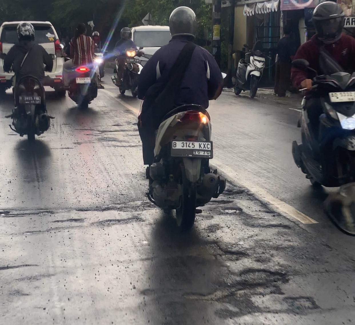 Kota Bekasi - Hujan deras dalam sepekan terakhir hingga banjir membuat banyak kontur jalan berlubang dan aspal yang mengelupas di Kota Bekasi. Foto: Gobekasi.id.