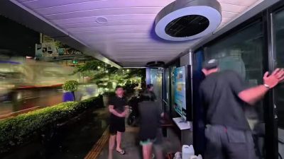 Kota Bekasi - Aksi nyata anak muda yang tergabung dalam komunitas Generasi Burgeract membersihkan halte bus di Kayuringin Jaya, Bekasi Selatan. Foto: Instagram @genburgeract