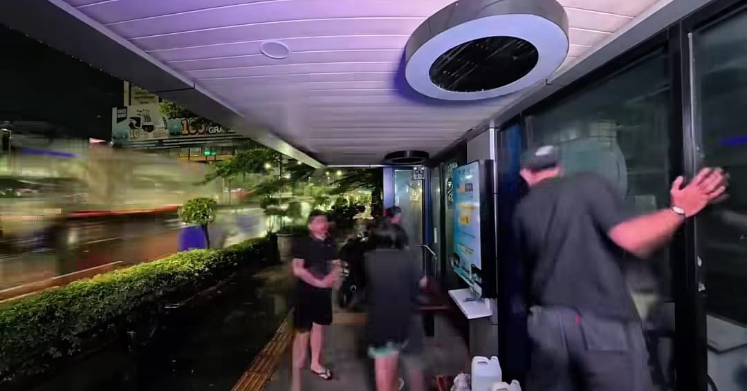 Kota Bekasi - Aksi nyata anak muda yang tergabung dalam komunitas Generasi Burgeract membersihkan halte bus di Kayuringin Jaya, Bekasi Selatan. Foto: Instagram @genburgeract