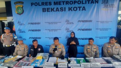 Kota Bekasi - Kapolres Metro Bekasi Kota Kombes Pol Kusumo Wahyu Bintoro melakukan konferensi pers pengagalan narkotika golongan I jenis sabu dari wilayah Bogor menuju Jakarta. Foto: Septian/Gobekasi.id.