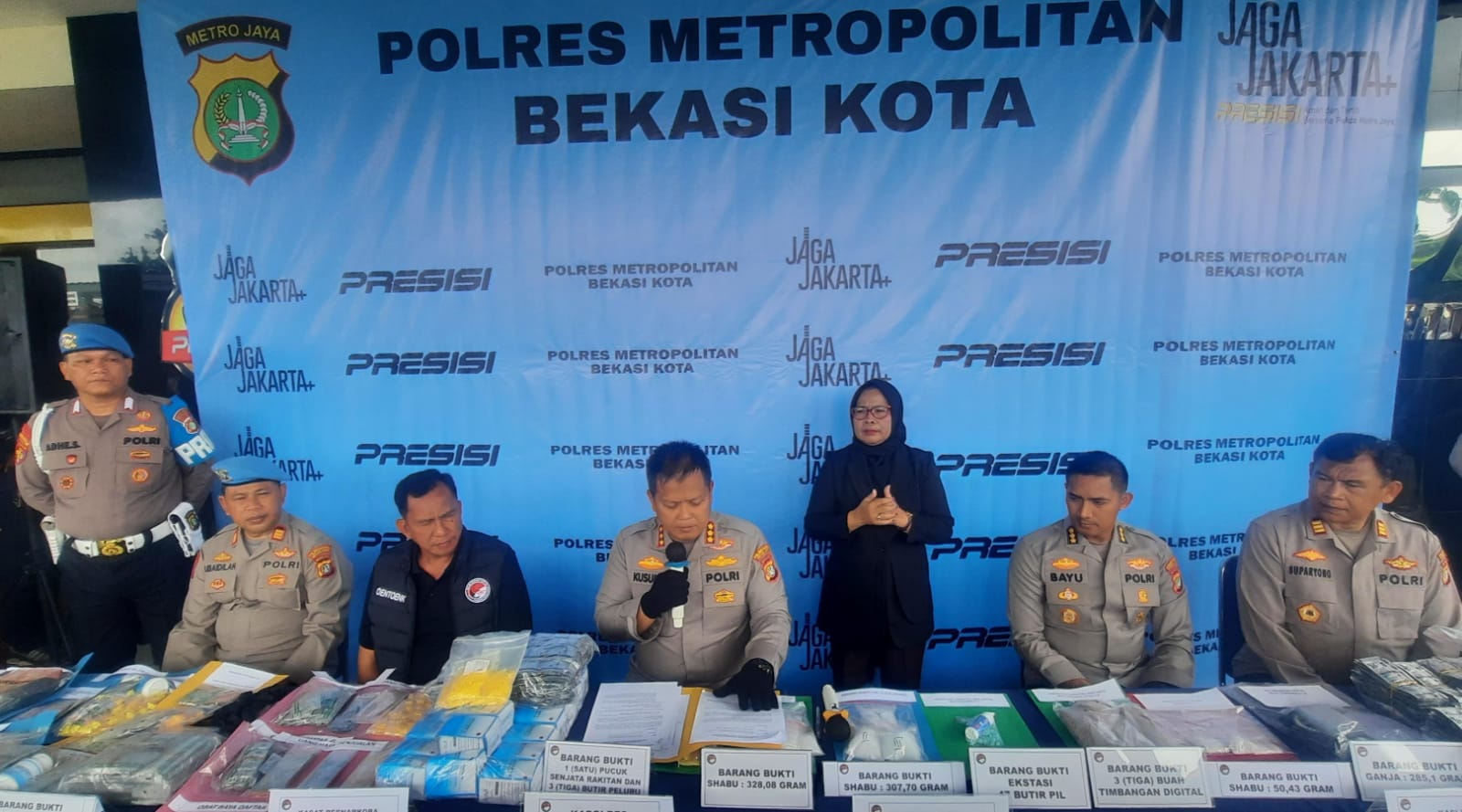 Kota Bekasi - Kapolres Metro Bekasi Kota Kombes Pol Kusumo Wahyu Bintoro melakukan konferensi pers pengagalan narkotika golongan I jenis sabu dari wilayah Bogor menuju Jakarta. Foto: Septian/Gobekasi.id.