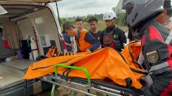 Kabupaten Bekasi - Petugas gabungan mengevakuasi jenasah bocah tiga tahun yang tenggelam di Kali Cikarang, Selasa (27/1/2026). Foto: Ist/Gobekasi.id.