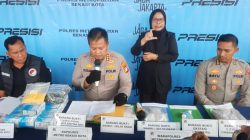 Kota Bekasi - Kapolres Metro Bekasi Kota Kombes Pol Kusumo Wahyu Bintoro melakukan konferensi pers pengagalan narkotika golongan I jenis sabu dari wilayah Bogor menuju Jakarta. Foto: Septian/Gobekasi.id.