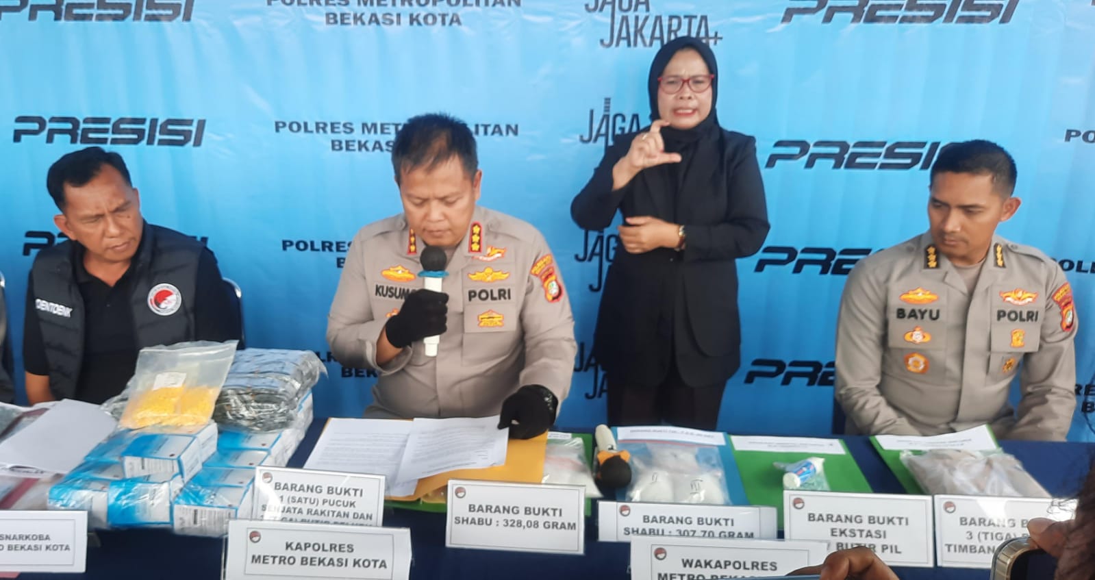 Kota Bekasi - Kapolres Metro Bekasi Kota Kombes Pol Kusumo Wahyu Bintoro melakukan konferensi pers pengagalan narkotika golongan I jenis sabu dari wilayah Bogor menuju Jakarta. Foto: Septian/Gobekasi.id.