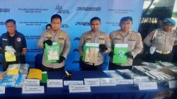 Kota Bekasi - Kapolres Metro Bekasi Kota Kombes Pol Kusumo Wahyu Bintoro melakukan konferensi pers pengagalan narkotika golongan I jenis sabu dari wilayah Bogor menuju Jakarta. Foto: Septian/Gobekasi.id.