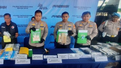 Kota Bekasi - Kapolres Metro Bekasi Kota Kombes Pol Kusumo Wahyu Bintoro melakukan konferensi pers pengagalan narkotika golongan I jenis sabu dari wilayah Bogor menuju Jakarta. Foto: Septian/Gobekasi.id.