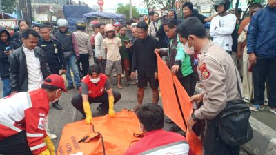 Kabupaten Bekasi - Petugas mengevakuasi jenazah pemotor berinisial SA (37) yang tewas tertabrak truk saat menghindari lubang di depan Kopi Kenangan, Desa Karang Baru, Kecamatan Cikarang Utara, Kabupaten Bekasi, Selasa (27/1/2026) sekitar pukul 11.20 WIB. Foto: Ist/Gobekasi.id.