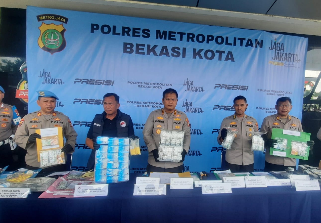 Kota Bekasi - Kapolres Metro Bekasi Kota, Kombes Pol Kusumo Wahyu Bintoro, menunjukan barang bukti obat keras yang disita dari 17 tersangka dalam konferensi pers, Selasa (27/1/2026). Foto: Septian/Gobekasi.id.
