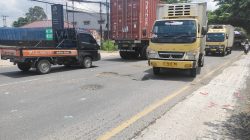 Kota Bekasi - Kondisi jalan berlubang di Jalan Raya Narogong, Bantargebang, Kota Bekasi. Foto: Septian/Gobekasi.id.