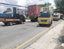 Jalan Rusak di Bekasi Diperbaiki, Warga Diminta Sabar