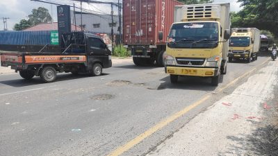 Kota Bekasi - Kondisi jalan berlubang di Jalan Raya Narogong, Bantargebang, Kota Bekasi. Foto: Septian/Gobekasi.id.