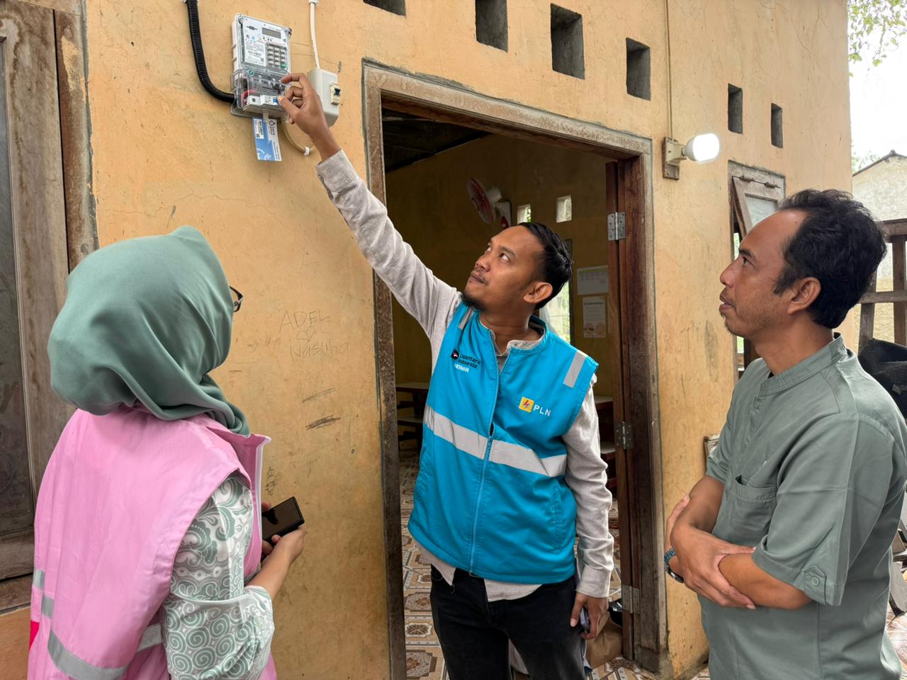 Kota Bekasi - PLN UP3 Bekasi melakukan penyambungan listrik di majelis Ta'lim Bantargebang. Foto: Ist/Gobekasi.id.