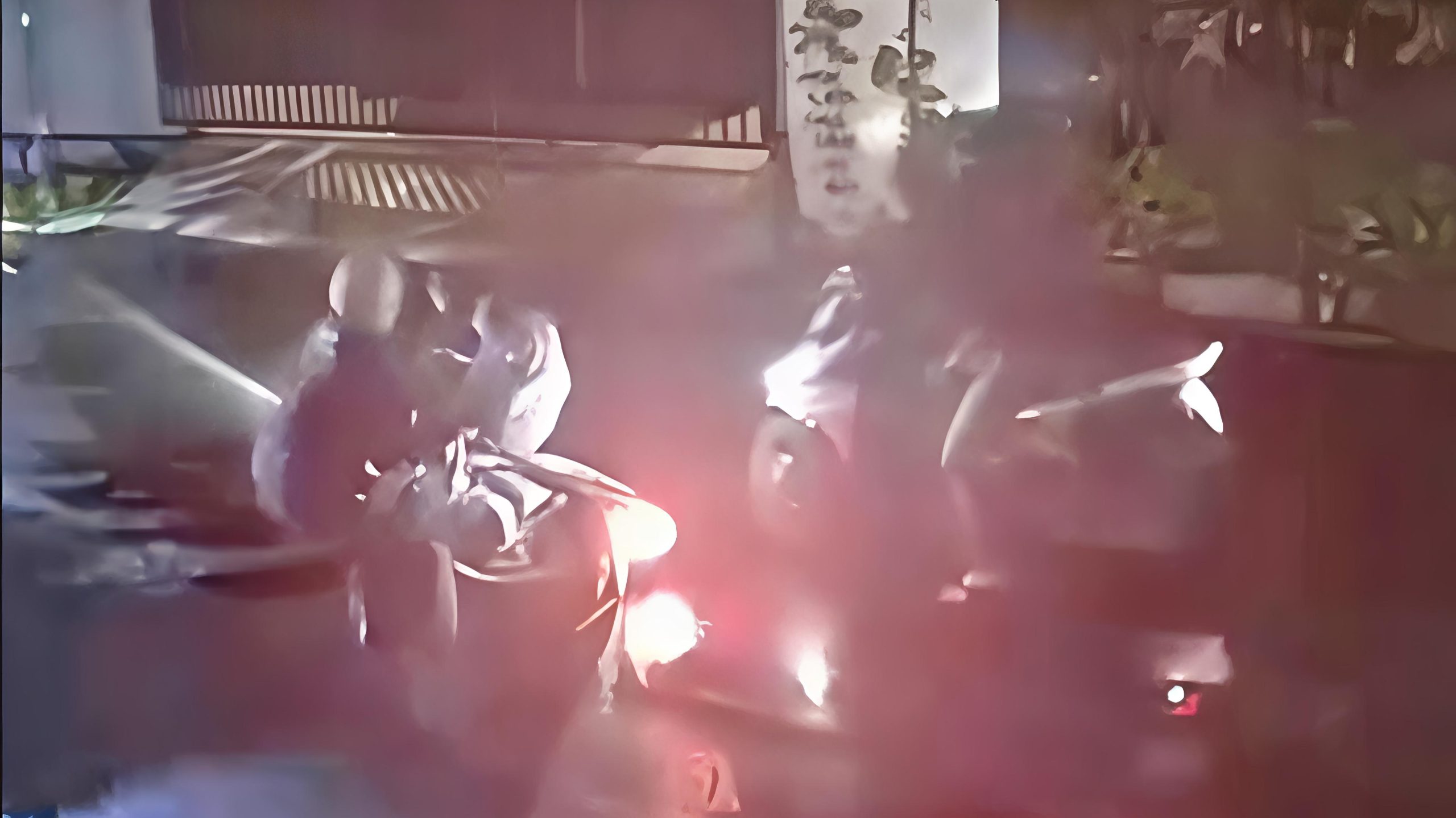 Kota Bekasi -Rekaman CCTV begal sasar wanita di Pondok Melati. Foto: Ist