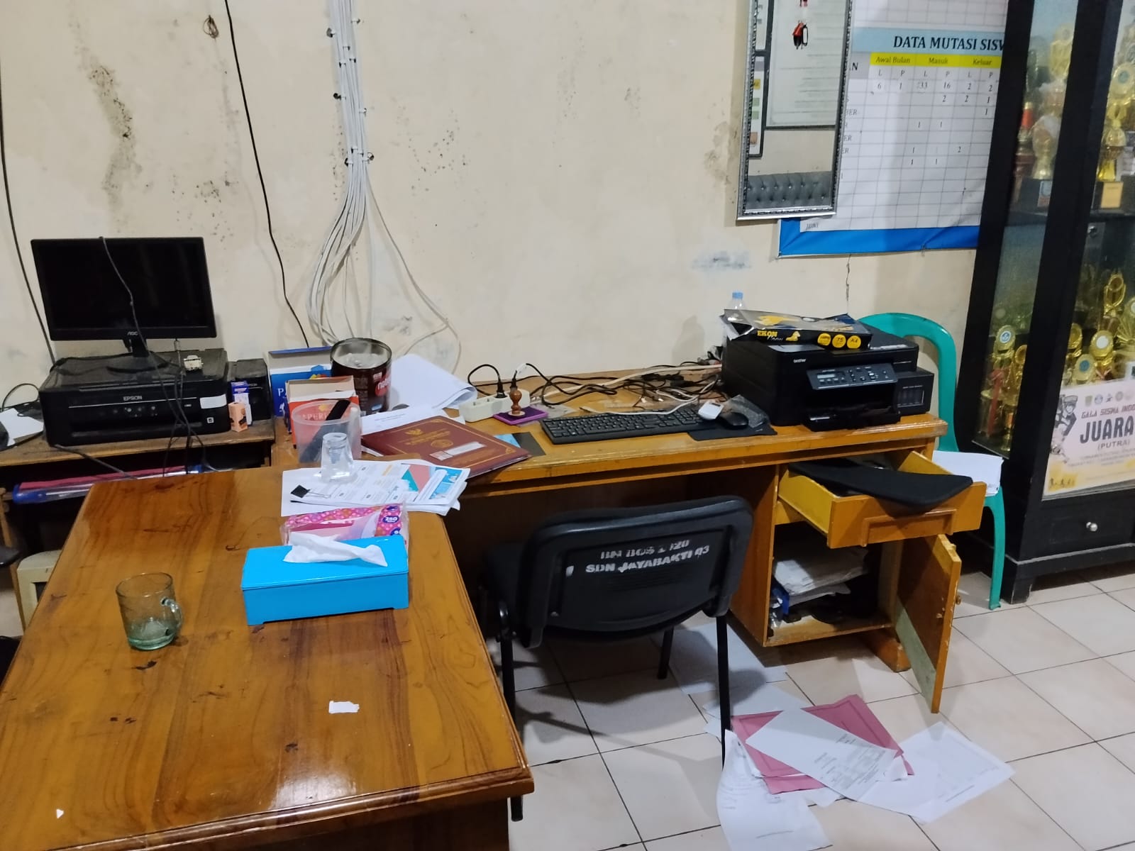 Kabupaten Bekasi - Kondisi ruang kantor guru di SDN 03 Jaya Bakti, Kecamatan Cabangbungin, Kabupaten Bekasi, pada Senin (26/1/2026) dini hari. Foto: Ist/Gobekasi.id.