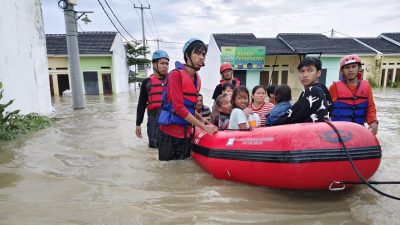 Kabupaten Bekasi - PMI Kabupaten Bekasi membantu evakuasi korban banjir. Foto: Ist