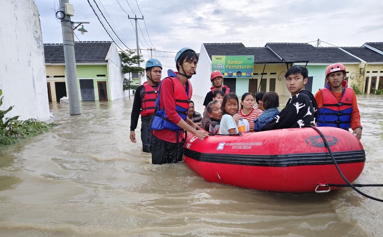 Kabupaten Bekasi - PMI Kabupaten Bekasi membantu evakuasi korban banjir. Foto: Ist