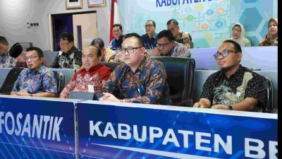 Kabupaten Bekasi - Para pejabat terkait di lingkungan Pemkab Bekasi mengikuti rapat virtual antara Badan Gizi Nasional (BGN) dan Pemerintah Daerah, di Ruang Command Center Diskominfosantik Kabupaten Bekasi, Kamis (15/1/2026). Foto: Ist/Gobekasi.id.