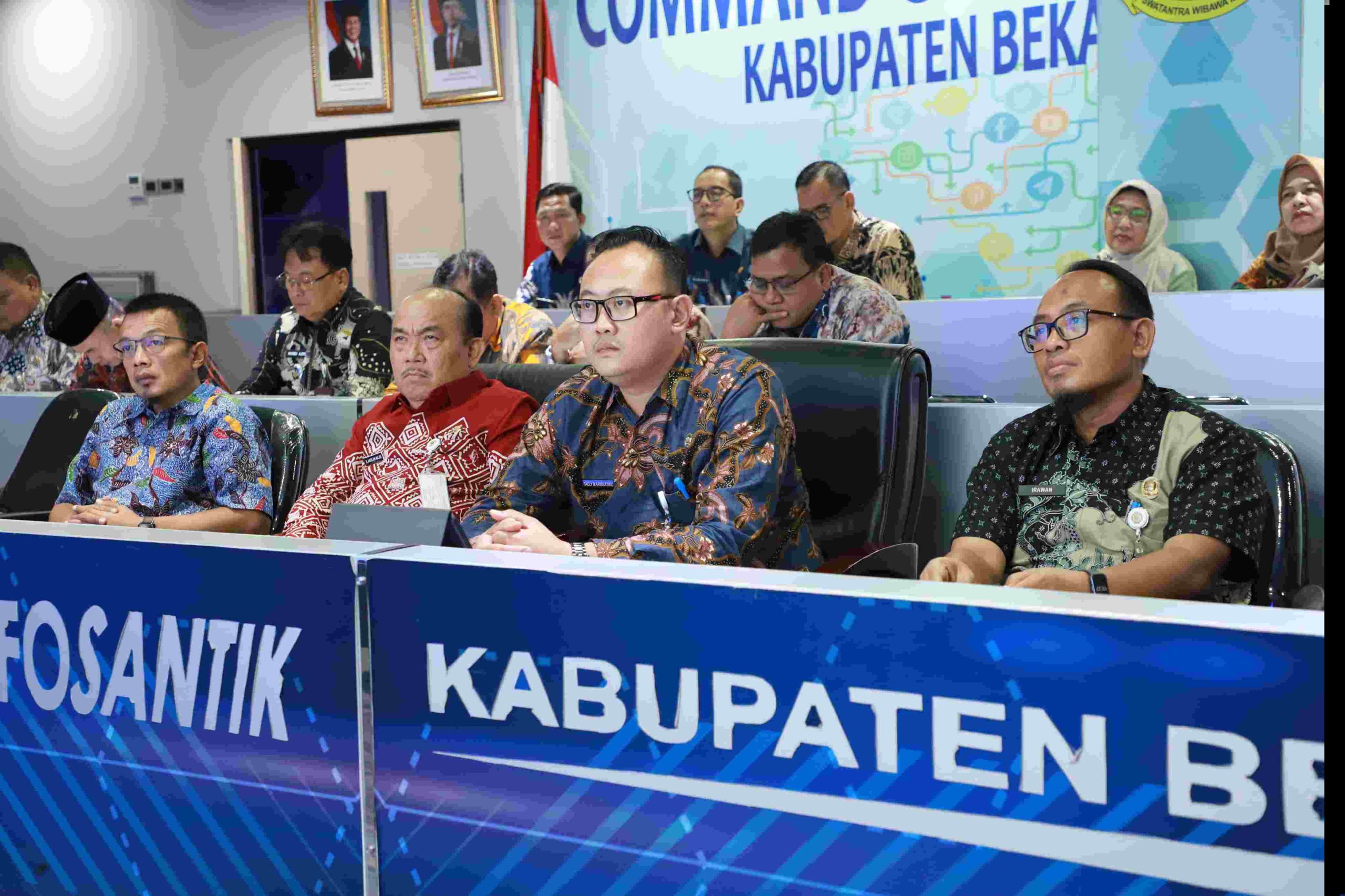 Kabupaten Bekasi - Para pejabat terkait di lingkungan Pemkab Bekasi mengikuti rapat virtual antara Badan Gizi Nasional (BGN) dan Pemerintah Daerah, di Ruang Command Center Diskominfosantik Kabupaten Bekasi, Kamis (15/1/2026). Foto: Ist/Gobekasi.id.