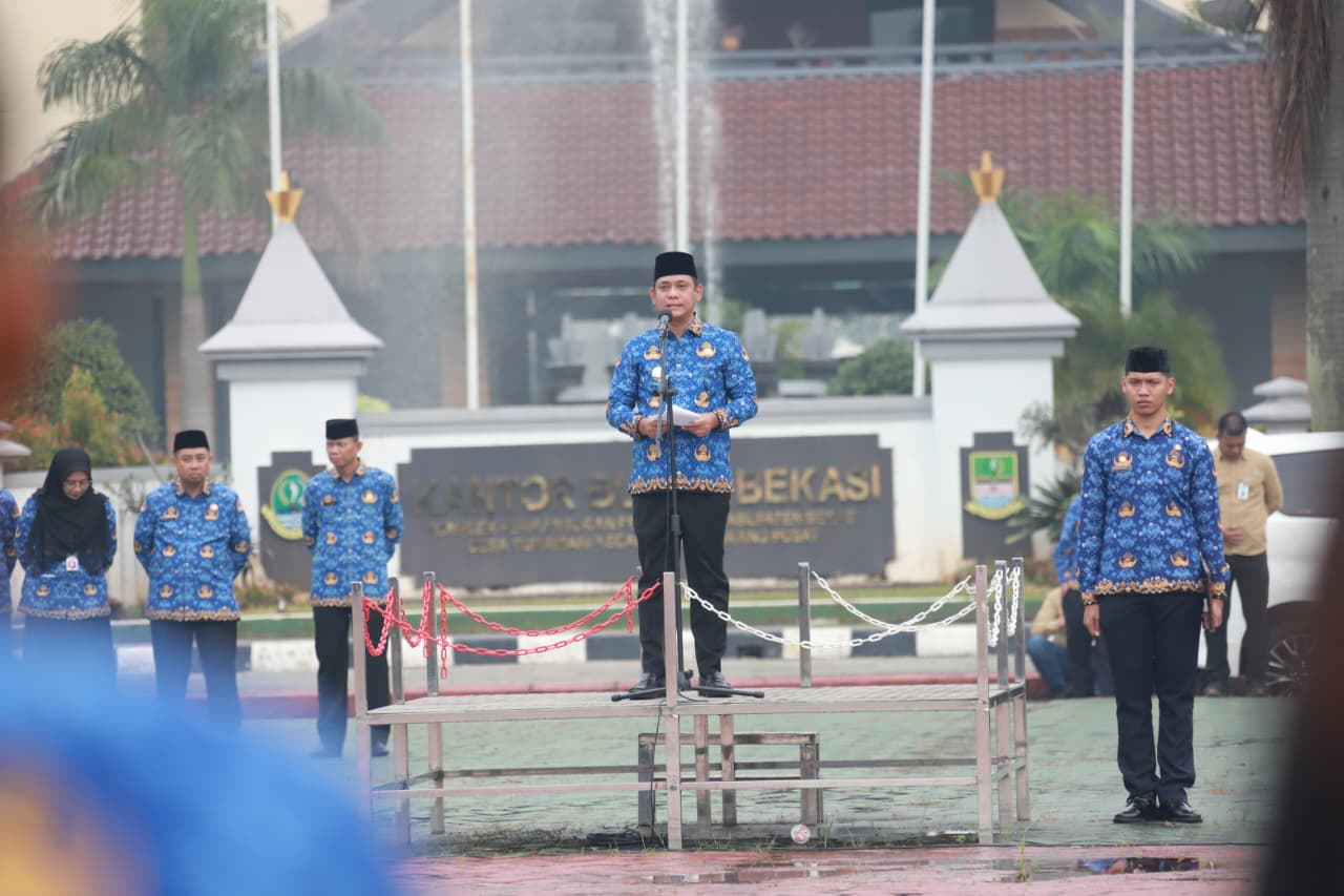 Kabupaten Bekasi - Plt Bupati Bekasi, dr. Asep Surya Atmaja, menyampaikan bahwa berdasarkan hasil pemantauan, banjir telah melanda 16 kecamatan dengan lebih dari 50 titik genangan. Sebagian besar wilayah terdampak merupakan kawasan yang setiap tahun mengalami banjir berulang saat memimpin Apel Hari Desa di Plaza Pemkab Bekasi pada Senin (19/1/2025). Foto: Ist/Gobekasi.id.