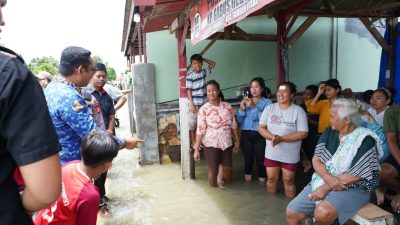 Kabupaten Bekasi - Plt Bupati Bekasi Asep Surya Atmaja mengunjungi warga terdampak banjir di Desa Srimukti, Kecamatan Tambun Utara, Senin (19/1/2026). Foto : Ist