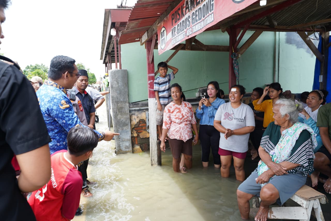 Kabupaten Bekasi - Plt Bupati Bekasi Asep Surya Atmaja mengunjungi warga terdampak banjir di Desa Srimukti, Kecamatan Tambun Utara, Senin (19/1/2026). Foto : Ist