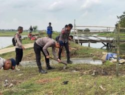 Brimob Polda Metro Bangun Jembatan di Pebayuran Bekasi