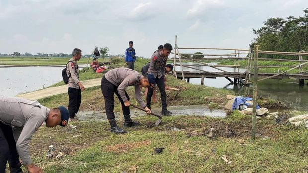 Kabupaten Bekasi - Pembangunan Jembatan Presisi Polda Metro Jaya di Kampung Pintu, Desa Bantar Jaya, Kecamatan Pebayuran, Kabupaten Bekasi. Foto: Ist/Gobekasi.id.