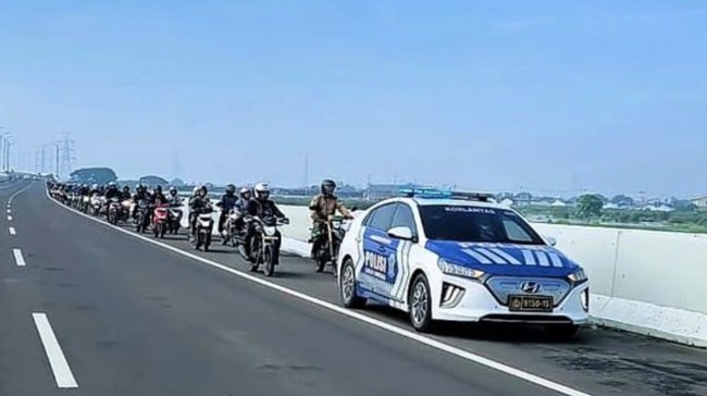 Kabupaten Bekasi - Ratusan pemotor melintasi ruas jalan tol dari GT Tarumajaya Bekasi hingga GT Semper Jakarta Utara imbas banjir yang merendam jalan arteri di Bekasi, Senin (12/1/2025). Foto: Antara