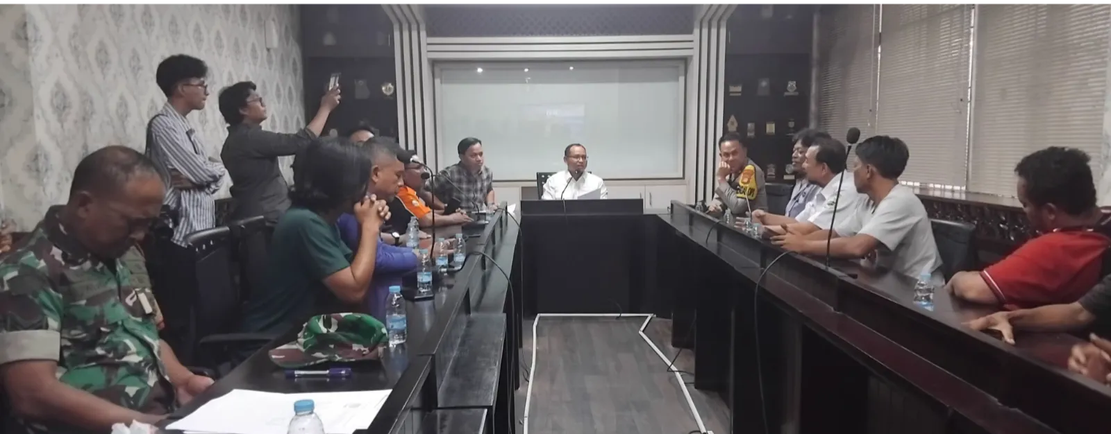 Kota Bekasi - Ketua DPRD Kota Bekasi, Sardi Effendi menrima audensi dari sopir angkot yang terdampak dari peluncuran Bus Trans Beken, Selasa (10/2/2026). Foto: Ist/Gobekasi.id.