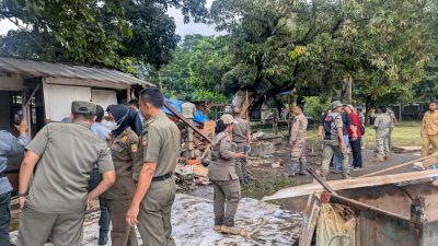 Kota Bekasi - Penertiban Bangli di Lapangan Multiguna, Bekasi Timur, Kota Beksi, oleh Satpol PP. Foto: Ist/Gobekasi.id.