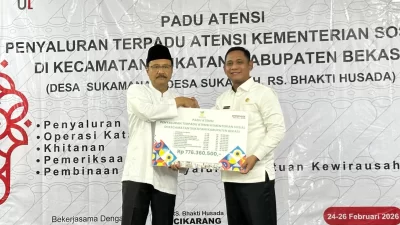 Kabupaten Bekasi - Plt Bupati Bekasi Asep Surya bersama Menteri Sosial RI dalam kegiatan Penyaluran Terpadu Asistensi Rehabilitasi Sosial (Atensi) di RS Bhakti Husada, Rabu (25/2/2026). Foto: Ist/Gobekasi.id.