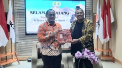 Kota Bekasi - Ketua DPRD Kota Bekasi Sardi Efendi bersama Komunitas Batik Bekasi (Kombas) Barito, Kamis (5/2/2026). Foto: Ist/Gobekasi.id.