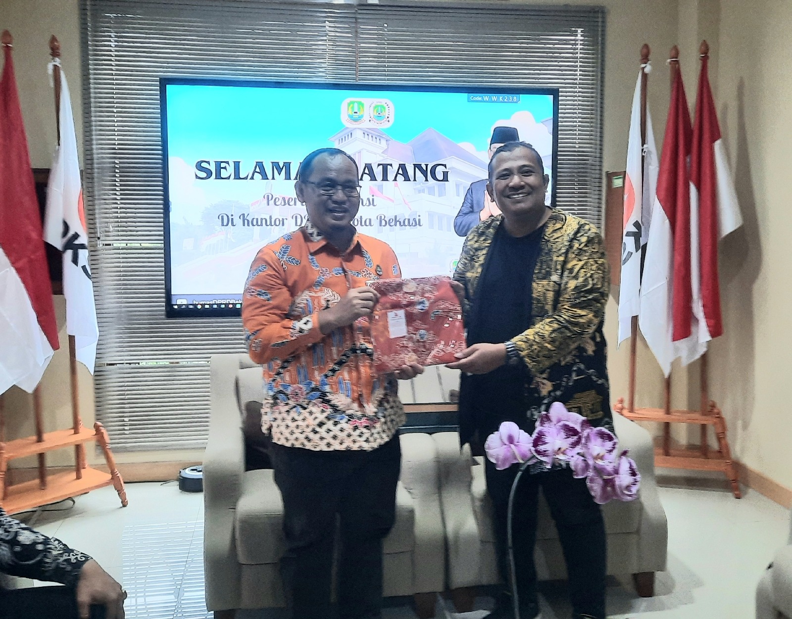 Kota Bekasi - Ketua DPRD Kota Bekasi Sardi Efendi bersama Komunitas Batik Bekasi (Kombas) Barito, Kamis (5/2/2026). Foto: Ist/Gobekasi.id.