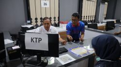 Kota Bekasi - Wali Kota Bekasi Tri Adhianto meninjau langsung jalannya pelayanan MPP dalam perekaman dan pencetakan E-KTP. Foto: Ist/Gobekasi.id.